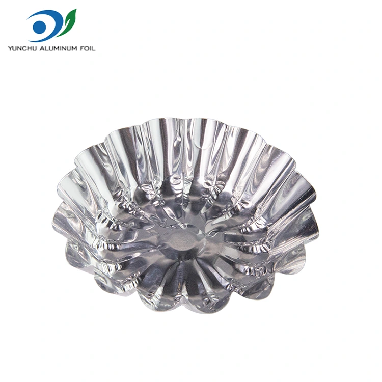 Æggetter er bagt i en luftfriter sølv aluminiumsfolie madbeholder