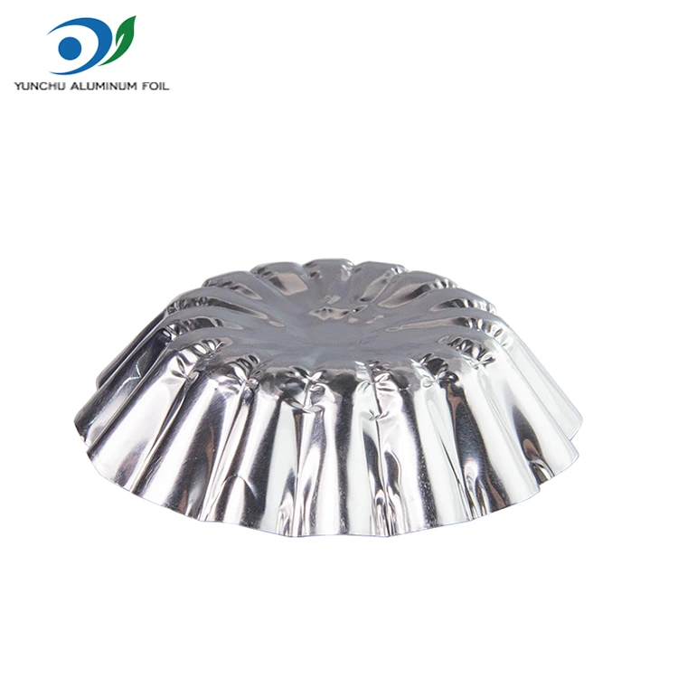 Æggetter er bagt i en luftfriter sølv aluminiumsfolie madbeholder